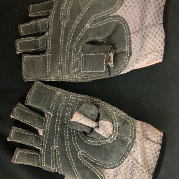 🏋🏼‍♀️🌞Nike Workout Gloves & Zippered Gym Belt - Picture 2 of 3